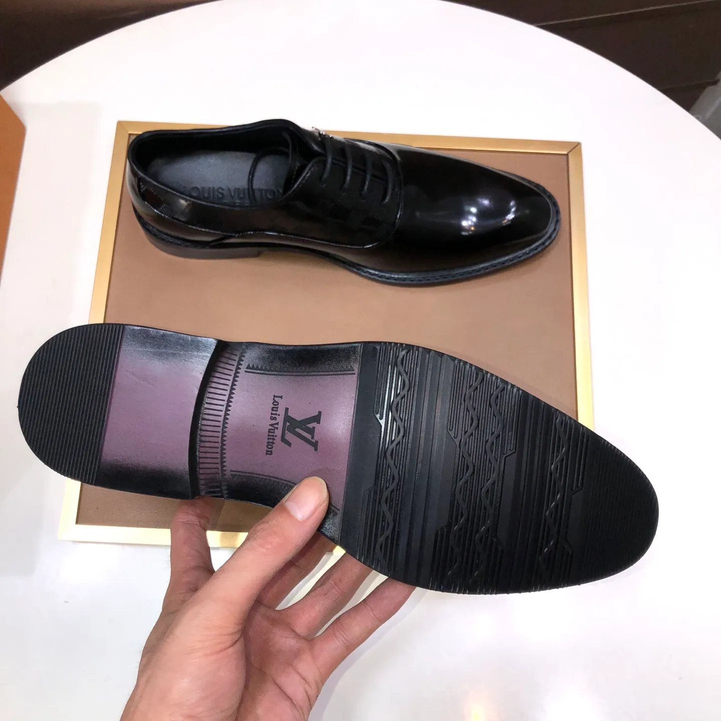 Men's men's shoes💰460💰【LV】(sheepskin lining) formal men's shoes! The high-end formal wear style is luxurious and elegant, with both practicality and style. We pay special attention to quality and details. The original version at the counter is 1:1 ultra-accurate replica👍🏻 The shoe last, leather, workmanship and comfort are not inferior! Material: imported cowhide upper, soft first layer of sheepskin! Code number: 38-45 (45 customized)